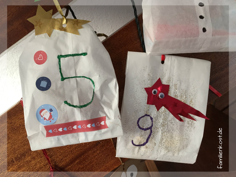 Adventskalender aus Butterbrott&uuml;ten mit Aufklebern