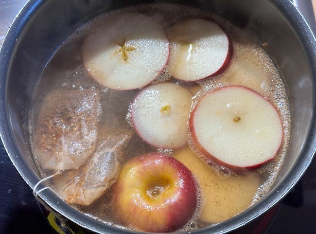 Apfelpunsch mit frischen &Auml;pfeln