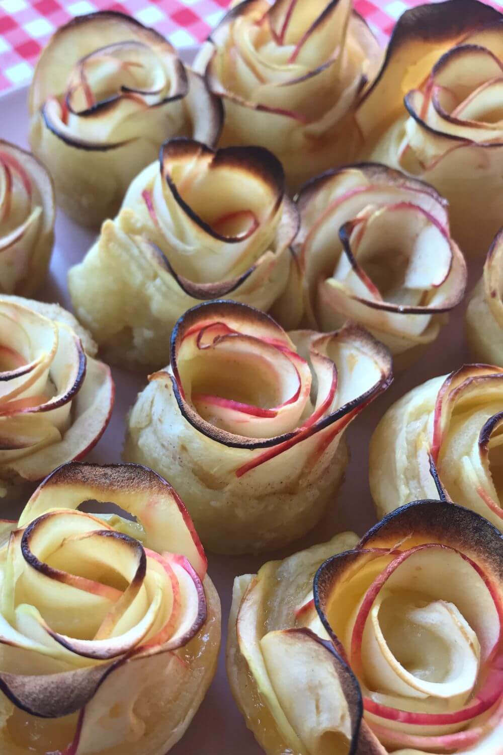 Apfelrosen aus Bl&auml;tterteig