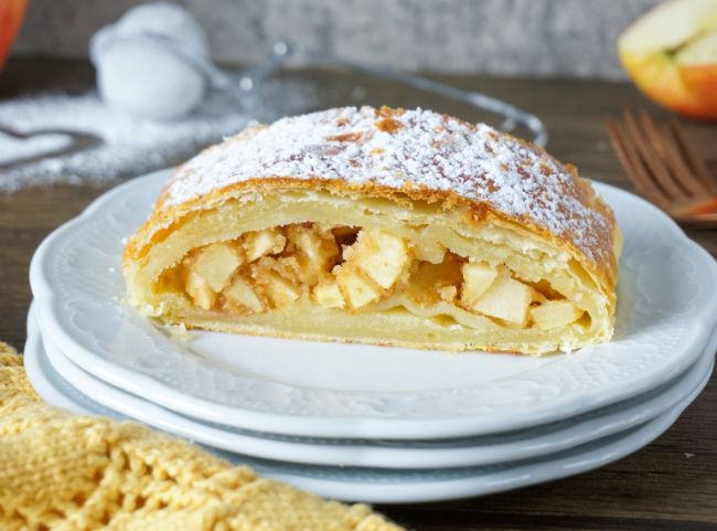 Apfelstrudel mit fertigem Bl&auml;tterteig