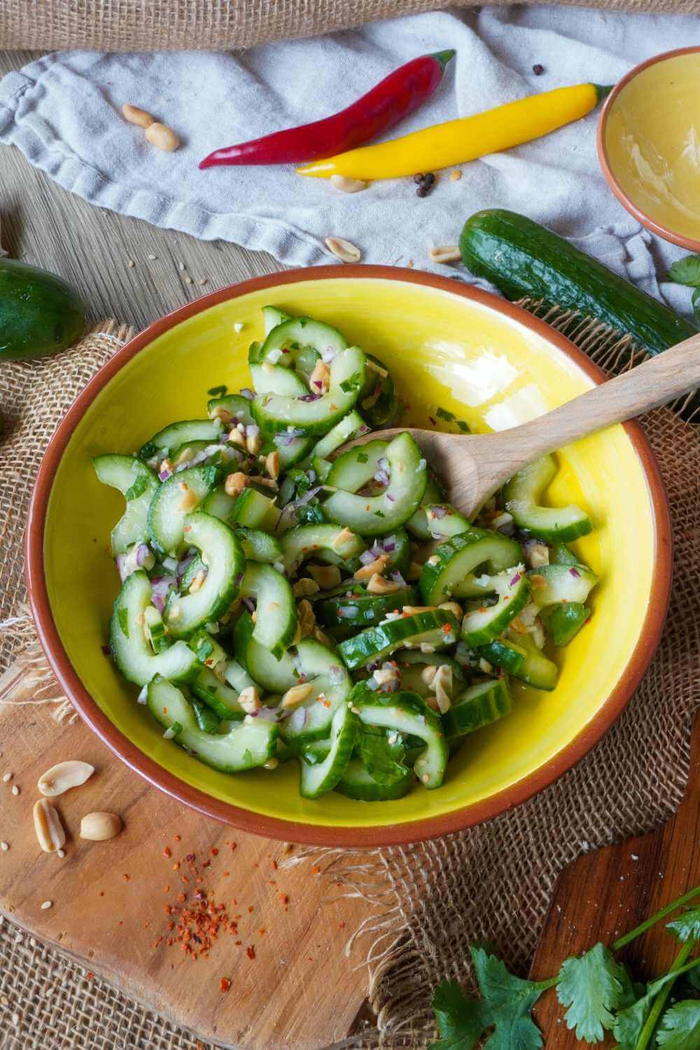 Asiatischer Gurkensalat mit Erdnüssen Asiatischer Gurkensalat mit Erdnüssen