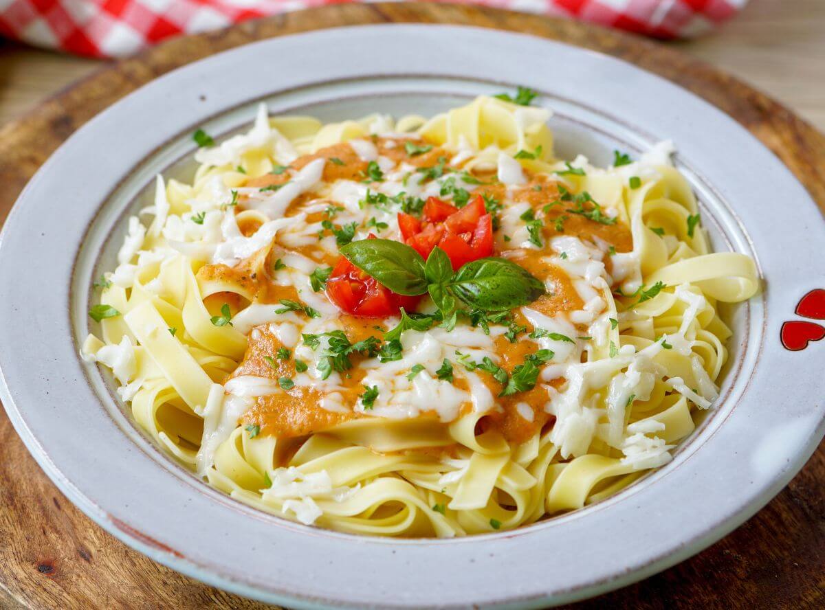 Bandnudeln mit Zucchini-Tomaten-Sauce