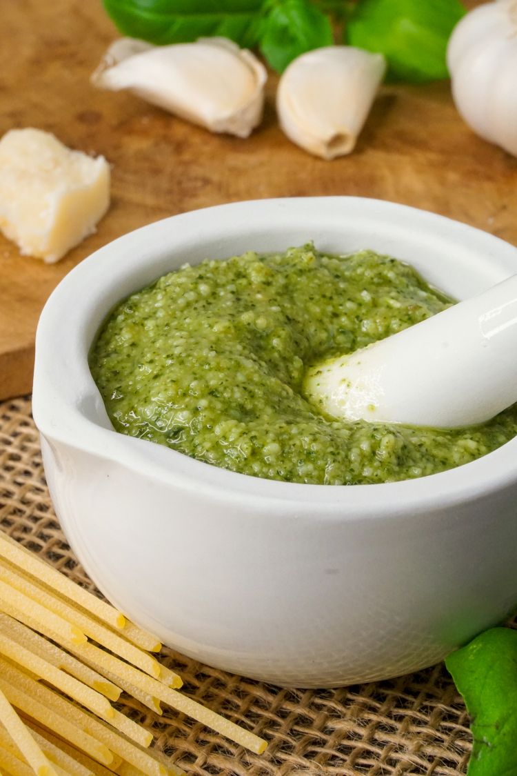 Basilikum-Pesto - einfach & schnell selber machen Basilikum-Pesto - einfach & schnell selber machen