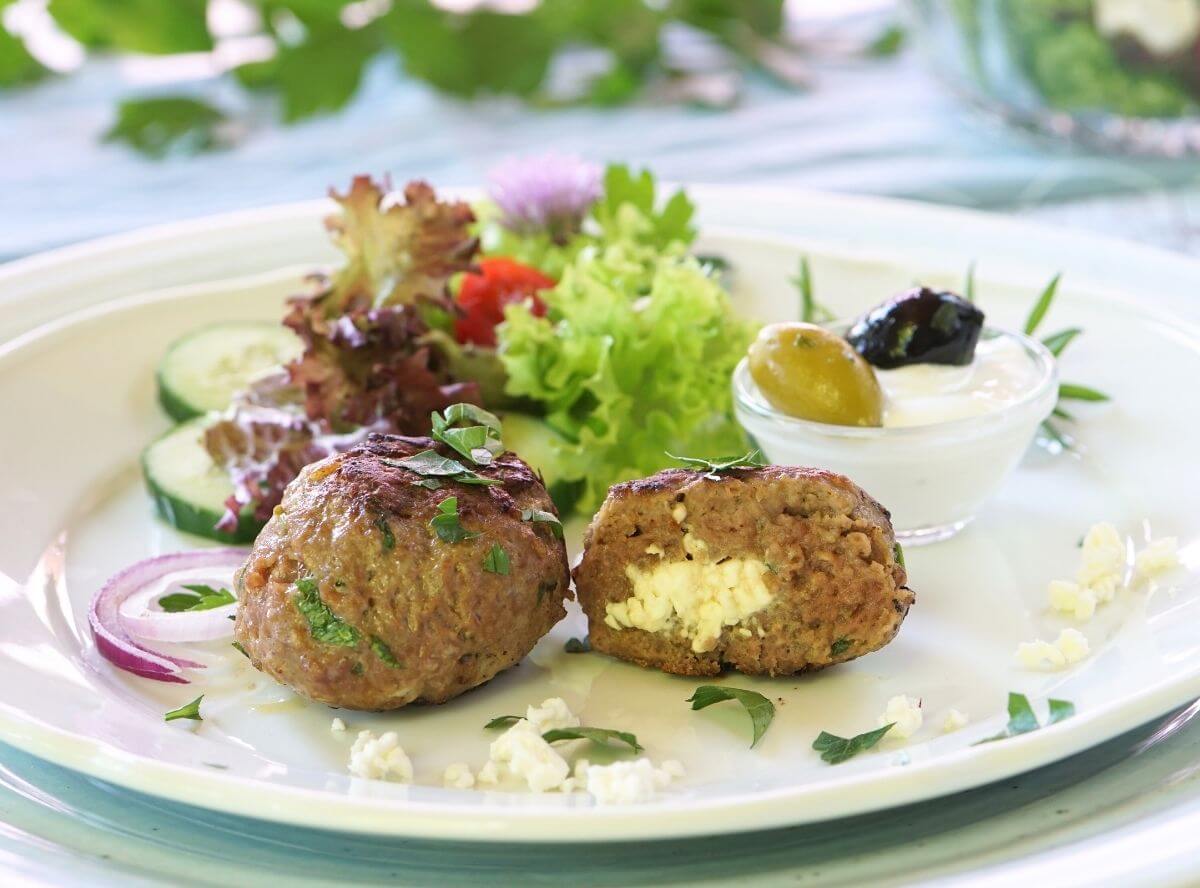 Bifteki - griechische Frikadellen mit Schafskäse-Füllung wie im Urlaub