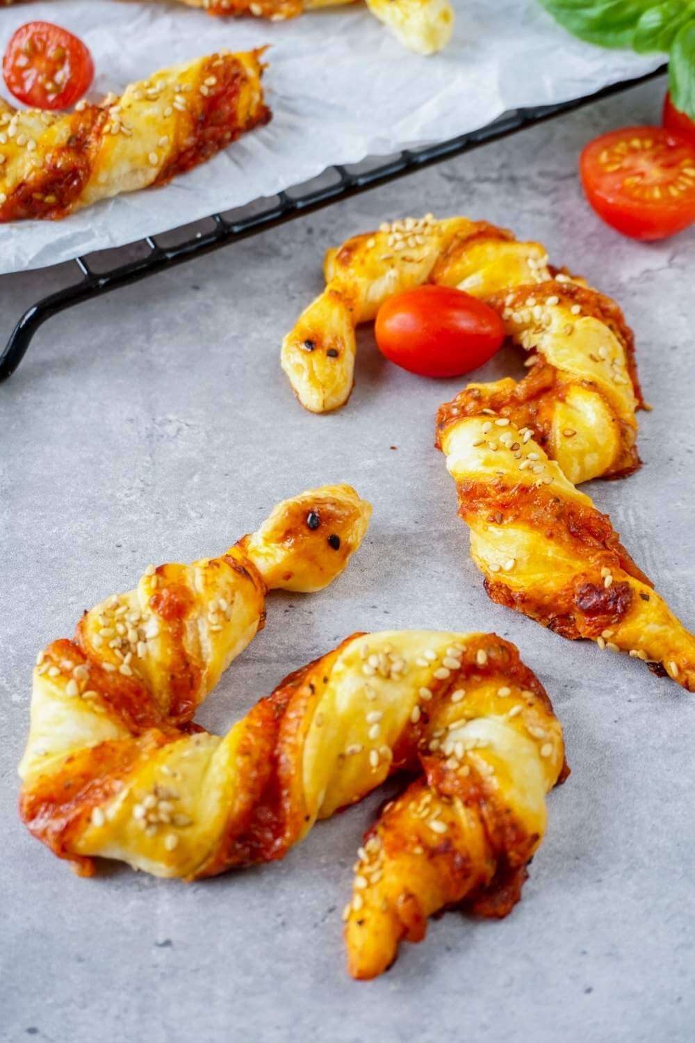 Pizzastangen aus Blätterteig – Fingerfood in Schlangenform Pizzastangen aus Blätterteig – Fingerfood in Schlangenform