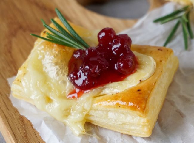 Bl&auml;tterteig Brie Snack