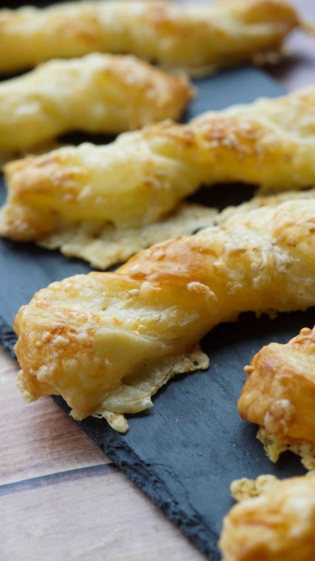 Blätterteig-Käsestangen – knuspriger Fingerfood-Klassiker Blätterteig-Käsestangen – knuspriger Fingerfood-Klassiker