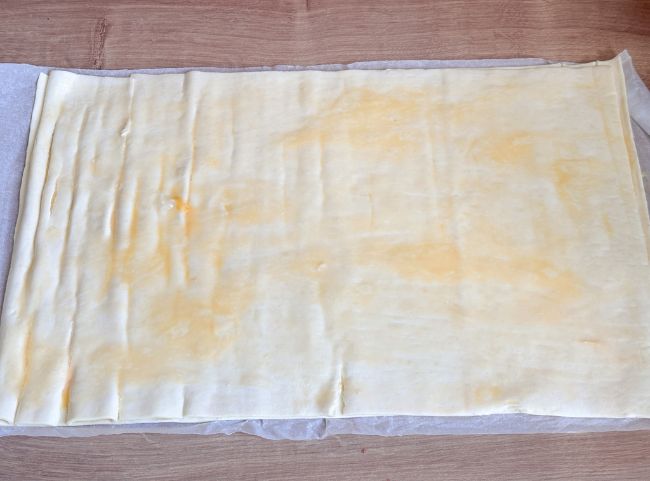 Bl&auml;tterteig mit Ei einstreichen