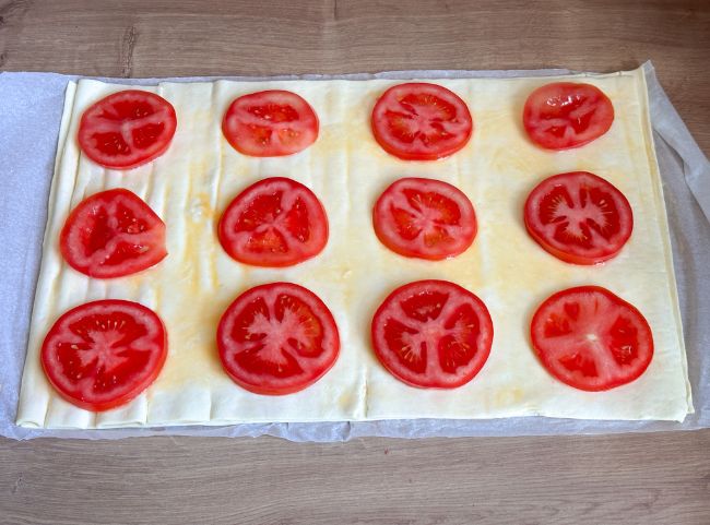 Bl&auml;tterteig mit Tomate Fingerfood