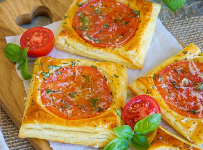 Bl&auml;tterteig mit Tomaten und Knoblauch