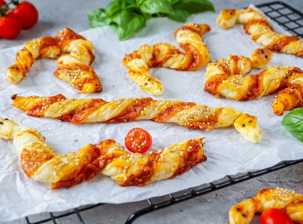 Niedliche Pizzastangen aus Blätterteig