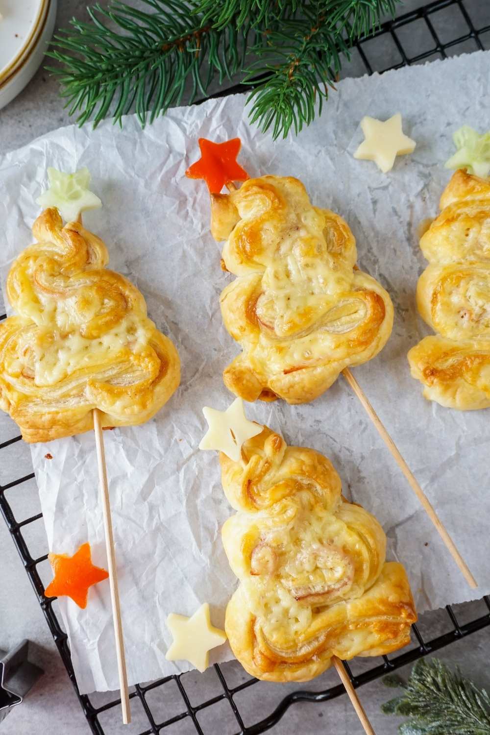 Blätterteig Tannenbaum Spieß mit Schinken und Käse
