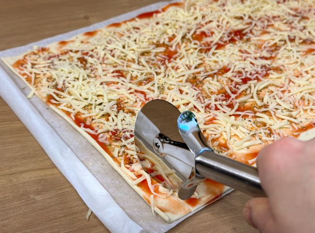 Blätterteigschnecken Pizza schneiden Blätterteigschnecken Pizza schneiden