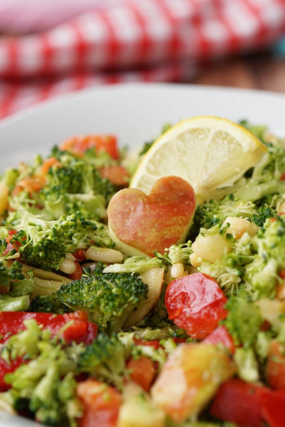 Brokkoli Salat mit Apfel und Pinienkernen Brokkoli Salat mit Apfel und Pinienkernen