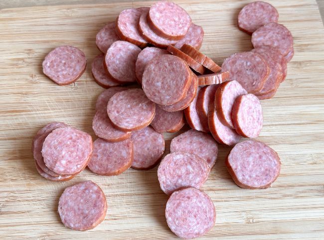 Cabanossi für Suppe schneiden Cabanossi für Suppe schneiden