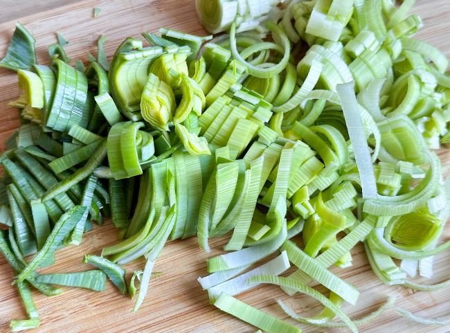 Cabanossi Suppe Lauch schneiden Cabanossi Suppe Lauch schneiden
