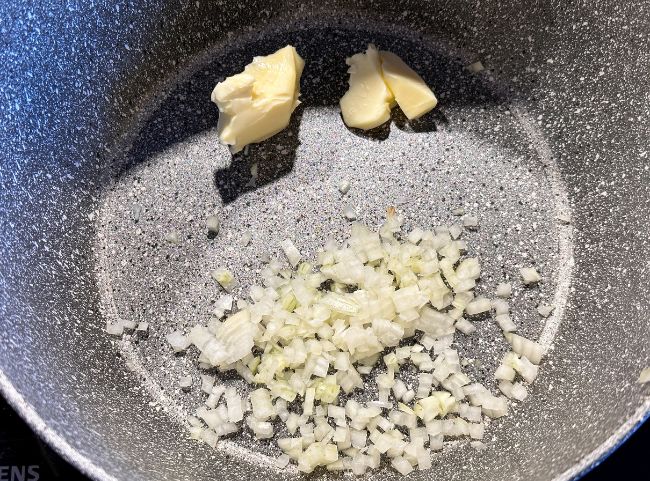 Cabanossi Suppe Zwiebel anbraten Cabanossi Suppe Zwiebel anbraten