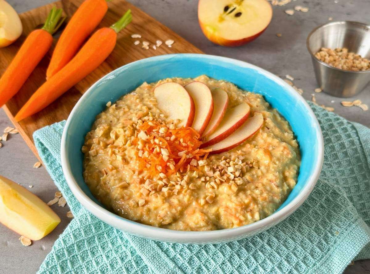 Carrot Cake Porridge mit Möhre und Apfel