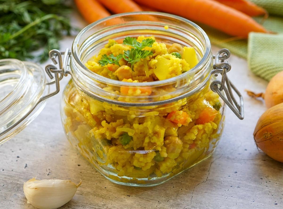 Couscous mit getrockneten Aprikosen und Kichererbsen
