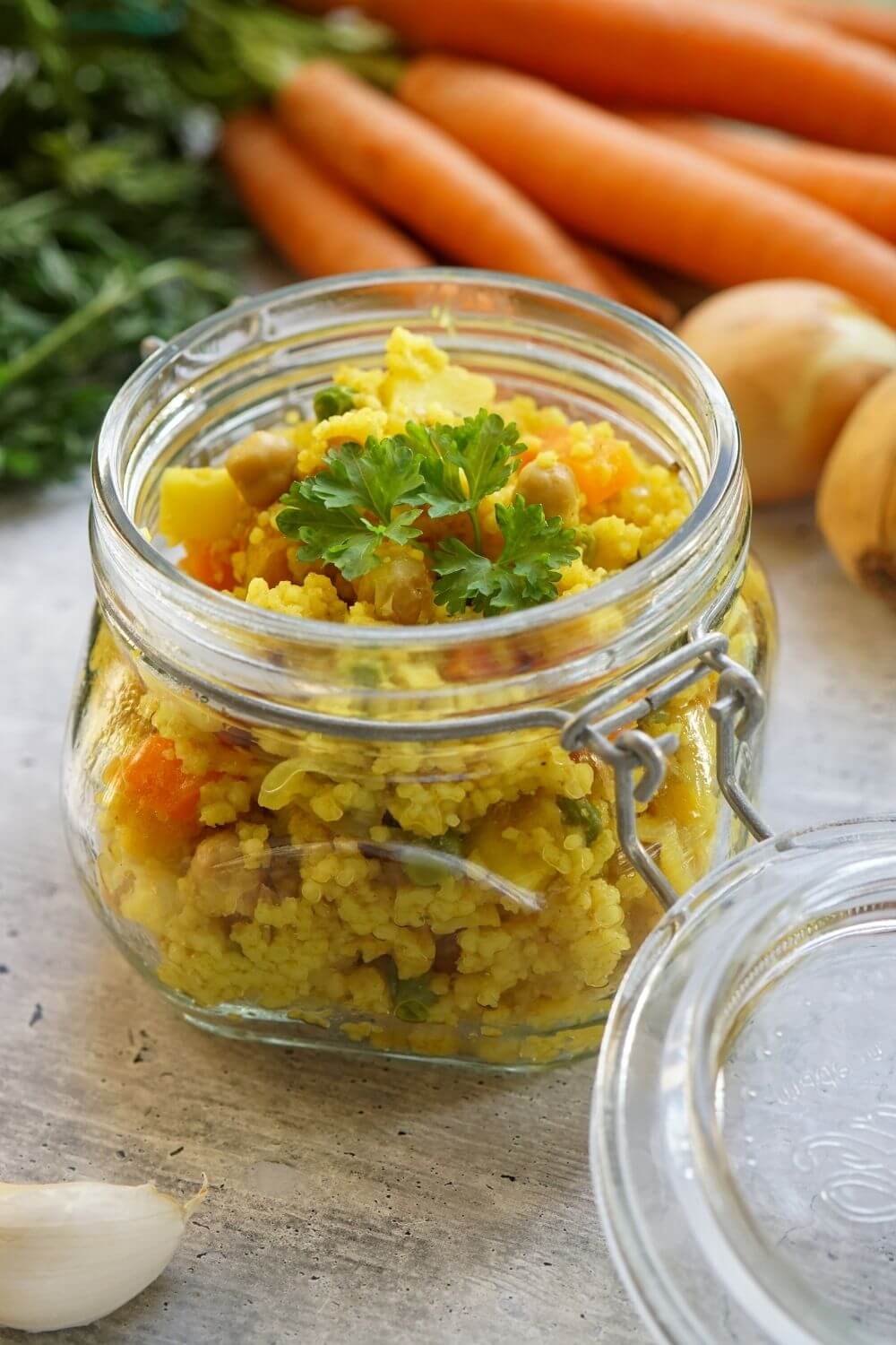 Couscous mit getrockneten Aprikosen und Kichererbsen Couscous mit getrockneten Aprikosen und Kichererbsen