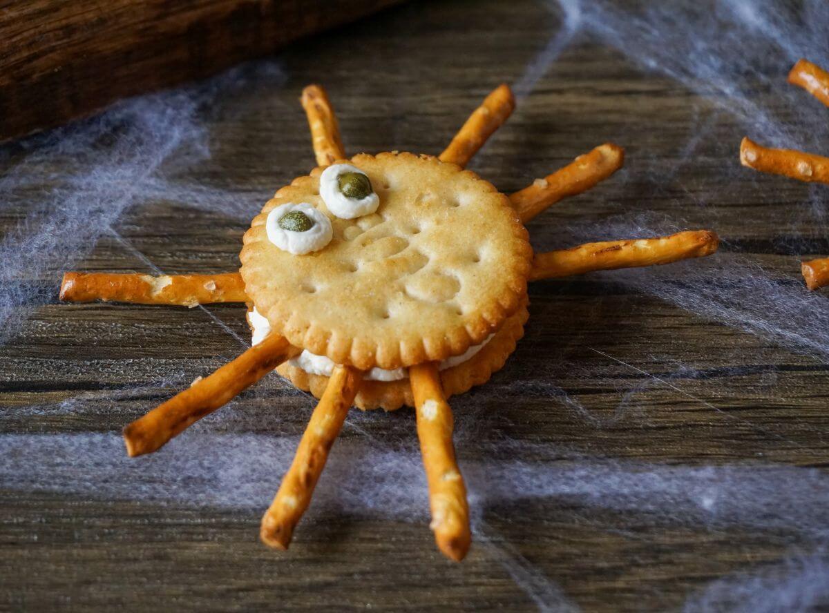 Halloween Spinnen Cracker mit Frischkäse