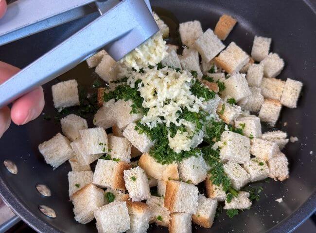 Cremige Knoblauchsuppe - Knoblauchzehen pressen Cremige Knoblauchsuppe - Knoblauchzehen pressen