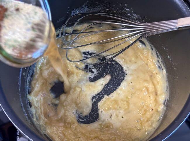 Cremige Knoblauchsuppe - mit Gemüsebrühe auslöschen Cremige Knoblauchsuppe - mit Gemüsebrühe auslöschen