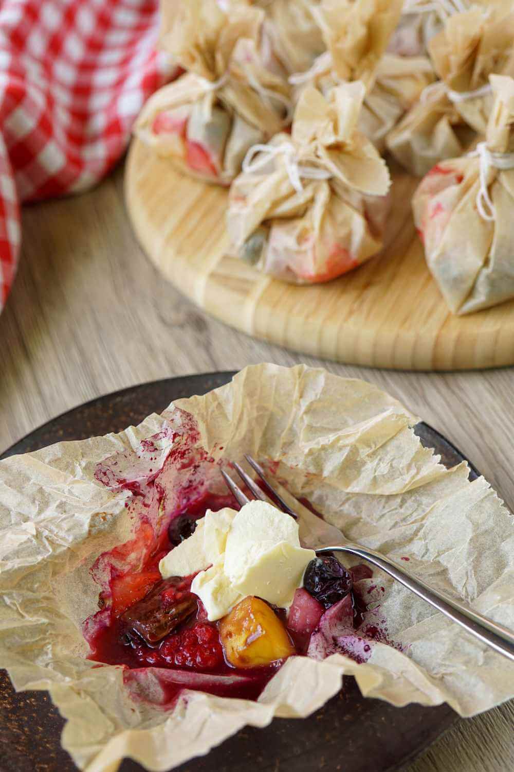 Schoko-Obst-Päckchen als Dessert vom Grill Schoko-Obst-Päckchen als Dessert vom Grill