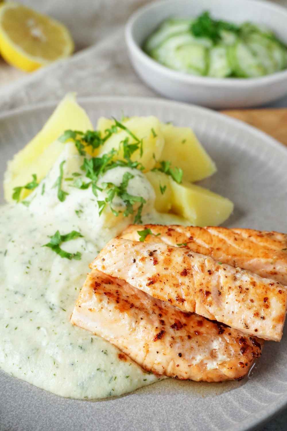 Dillsauce auf Teller mit Fisch