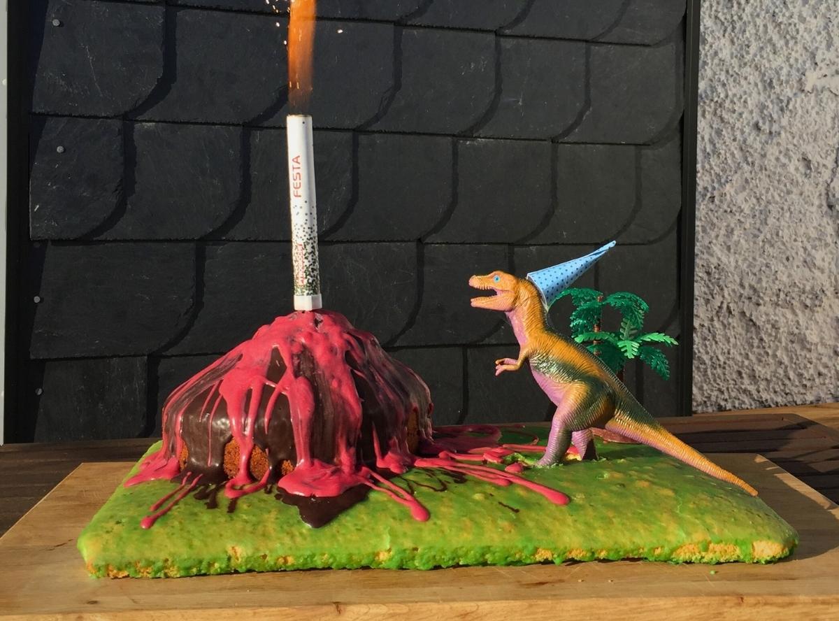 Dino-Kuchen mit Vulkan