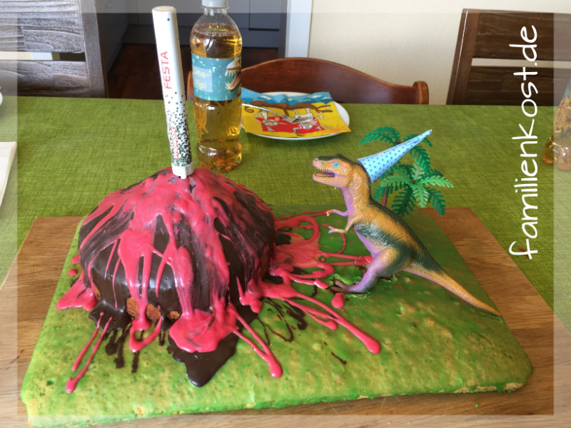 Dino Kuchen mit Vulkan Dino Kuchen mit Vulkan