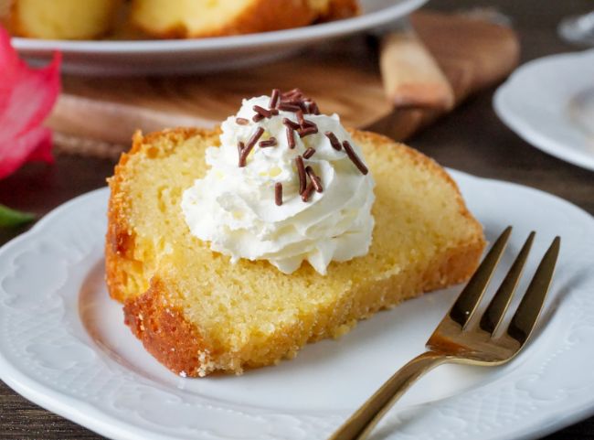 Eierlik&ouml;rkuchen mit Sahne