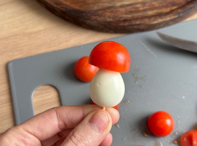 Fliegenpilz aus Ei und Tomate Fliegenpilz aus Ei und Tomate