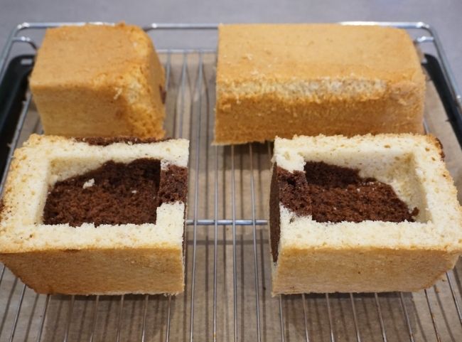 Eisenbahn-Kuchen in der Mitte teilen Eisenbahn-Kuchen in der Mitte teilen