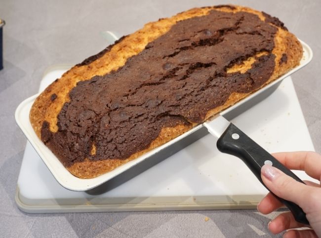 Eisenbahn-Kuchen gerade schneiden Eisenbahn-Kuchen gerade schneiden
