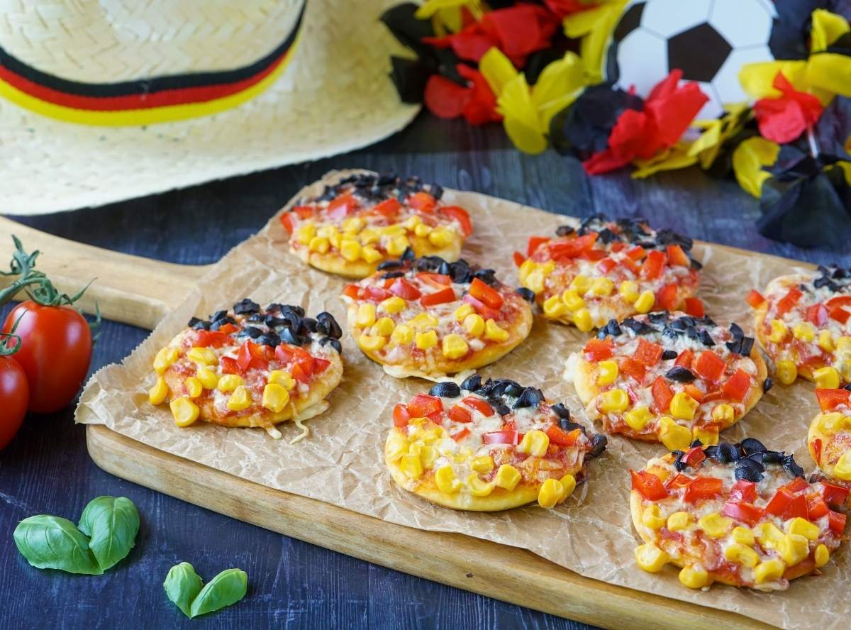 WM-Fingerfood 2026: Diese Mini-Pizzen in Schwarz-Rot-Gold sind eine leckere Idee für Fußball-Fans!