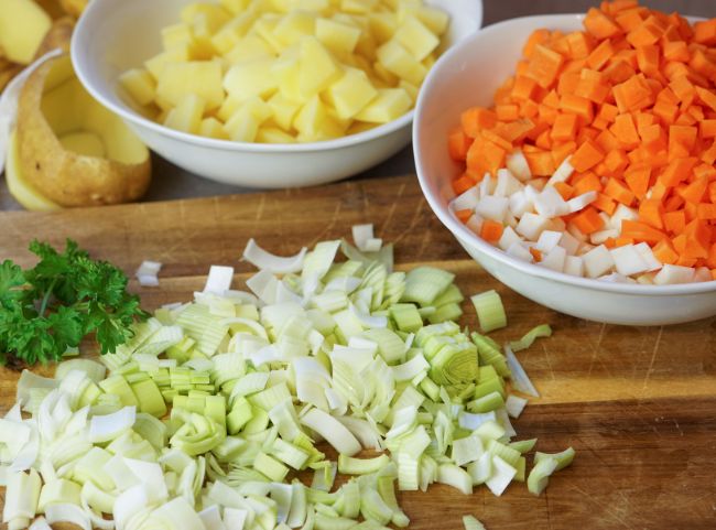 Erbsensuppe Gemüse schneiden Erbsensuppe Gemüse schneiden