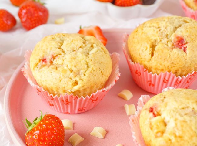 Erdbeermuffins mit weißer Schokolade