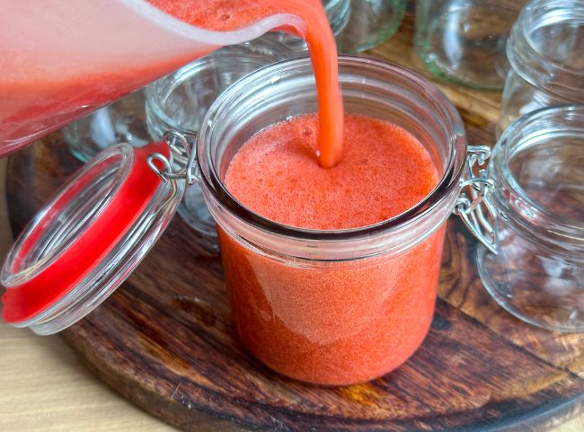 Erdbeer-Rhabarber Marmelade abfüllen Erdbeer-Rhabarber Marmelade abfüllen