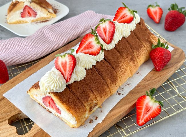 Erdbeer Tiramisu Rolle dekorieren Erdbeer Tiramisu Rolle dekorieren