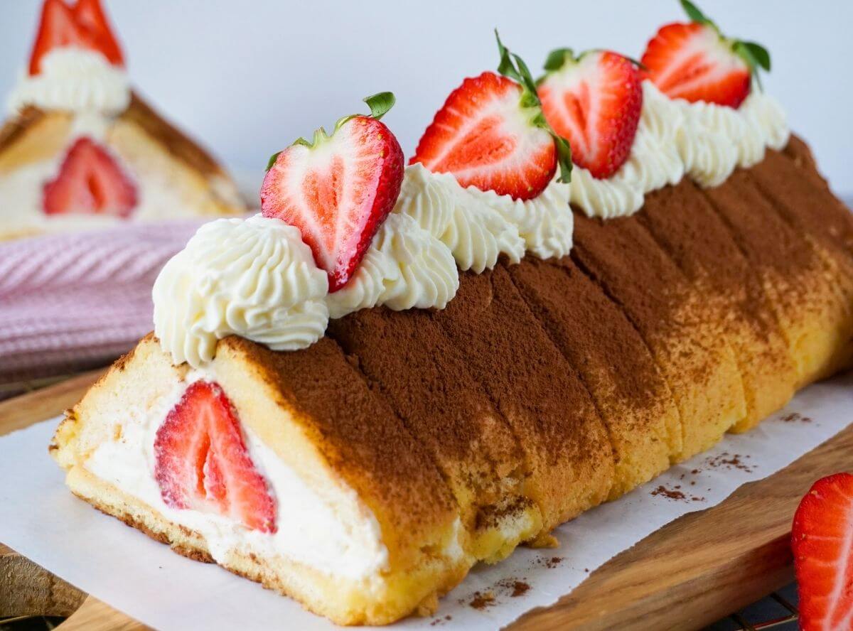 Erdbeer Tiramisu Rolle mit Löffelbiskuits