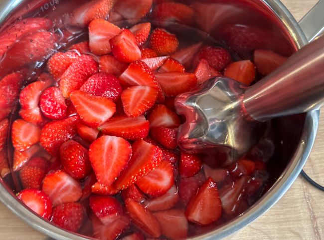 Erdbeeren mit Holunderblüten pürieren Erdbeeren mit Holunderblüten pürieren