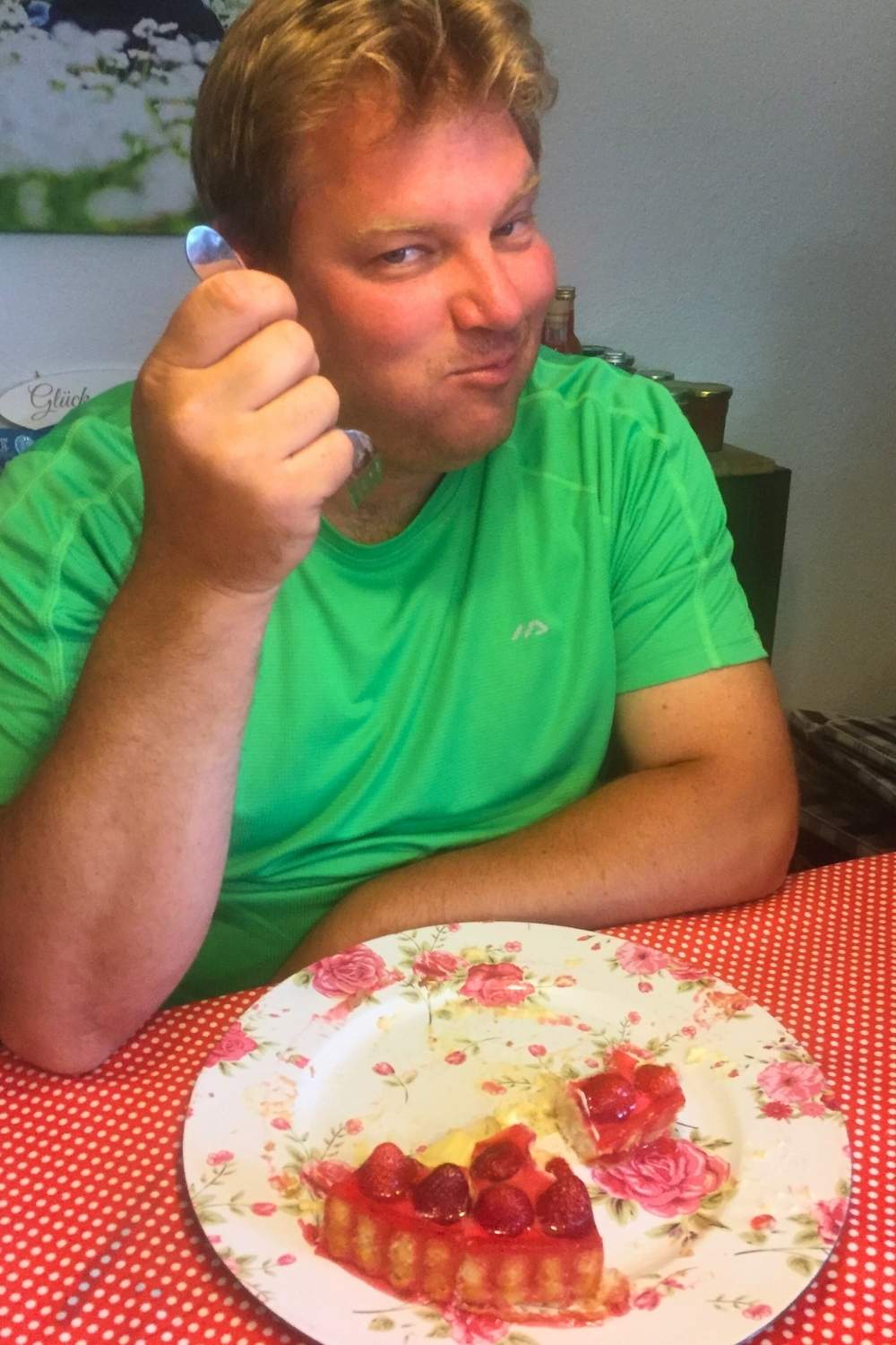 Erdbeerkuchen alleine essen Erdbeerkuchen alleine essen