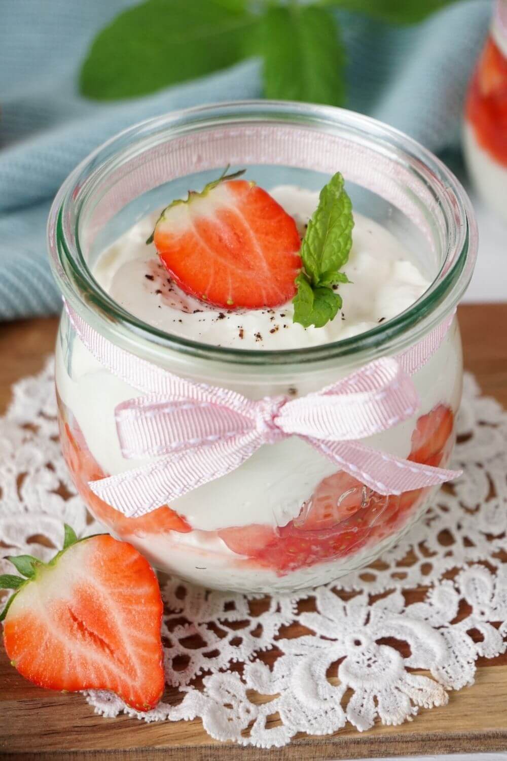 Quark-Sahne-Dessert mit Erdbeeren Quark-Sahne-Dessert mit Erdbeeren