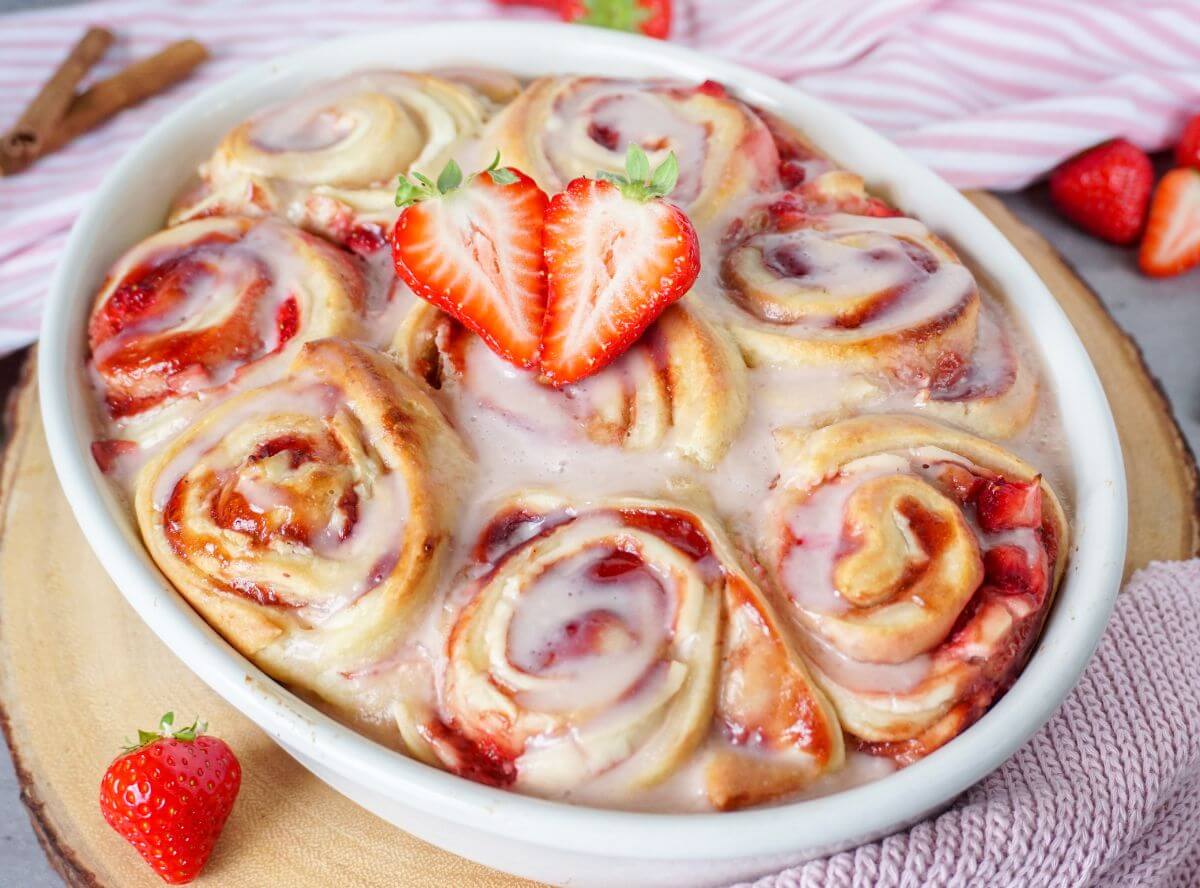 Erdbeerschnecken mit Guss – zum Verlieben