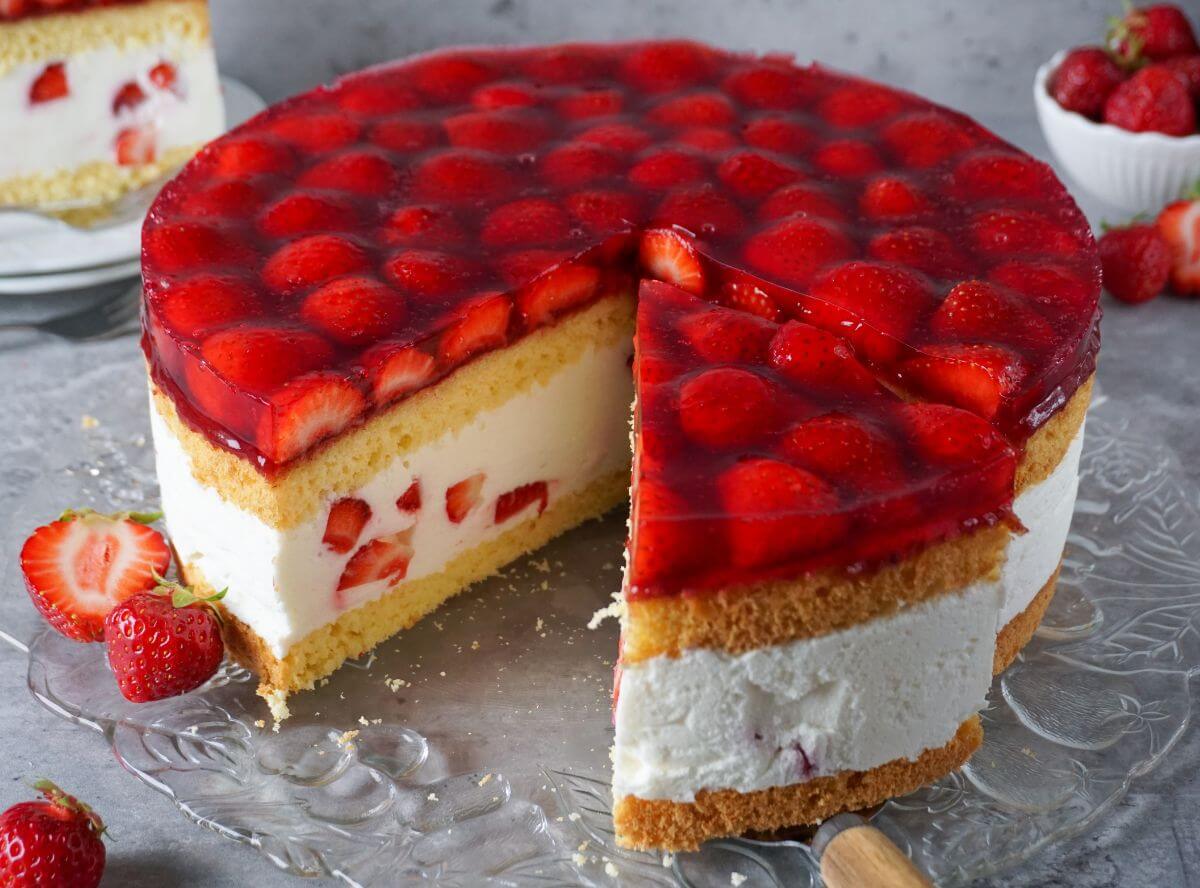 Erdbeertorte mit Biskuit und Quark – simples Rezept