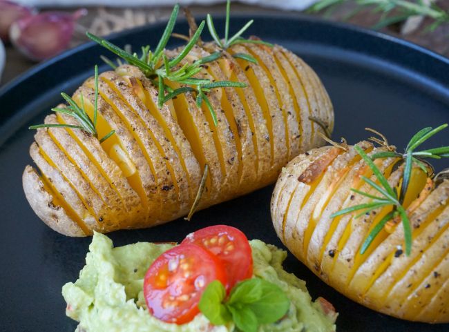 Knusprige Fächerkartoffeln mit Rosmarin Knusprige Fächerkartoffeln mit Rosmarin