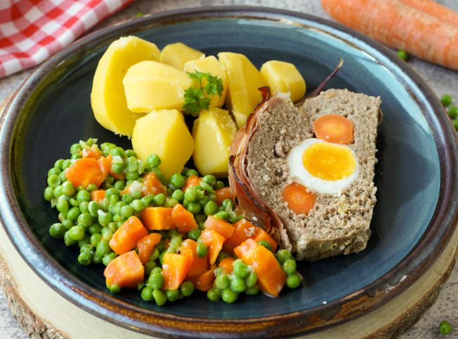 Falscher Hase Hackbraten gef&uuml;llt mit Ei