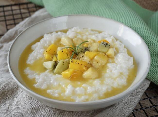 Kokosmilchreis auf exotischer Fruchtgrütze Kokosmilchreis auf exotischer Fruchtgrütze