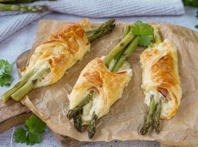 Spargel in Bl&auml;tterteig mit Schinken und K&auml;se